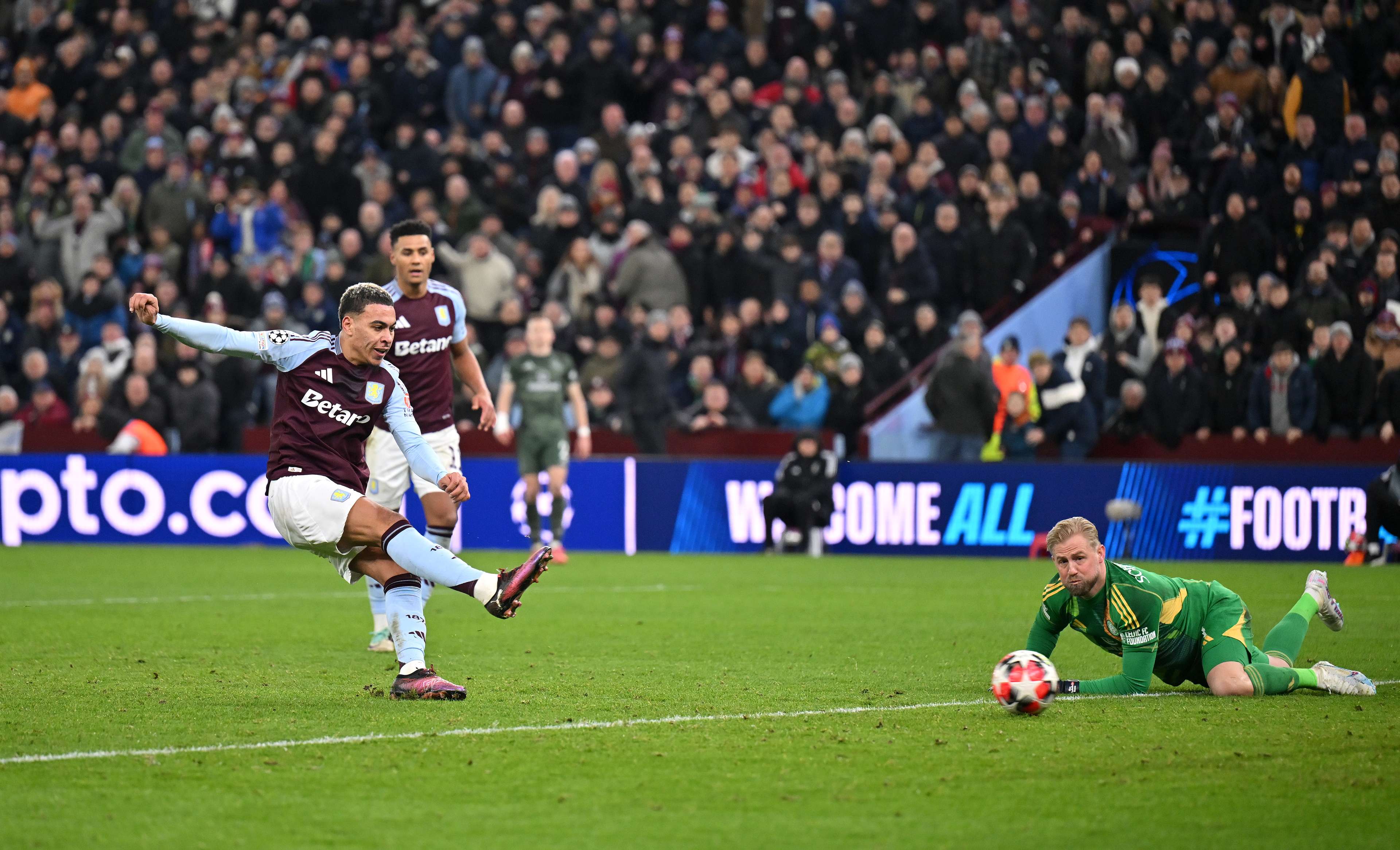 举办多场足 举办多场足